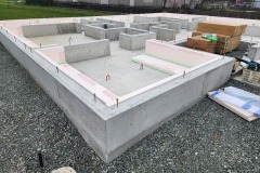085